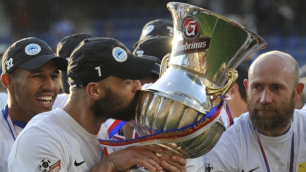 OSLAVY MَOU ZA�ÍT. Fotbalisté Liberce (zleva) Gebre Selassie, Nezmar a �tajner