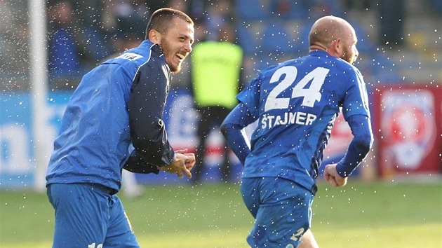 JDEME SLAVIT. Milo Bosani (vlevo) a Jií tajner se radují, Liberec práv