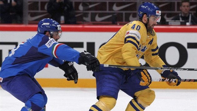 Italský hokejista Diego Iori (vlevo) se sna�í zastavit Henrika Zetterberga ze