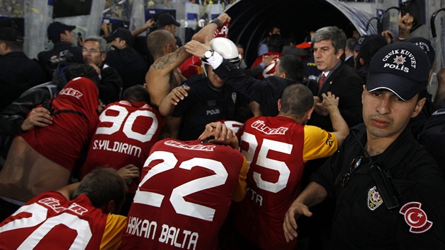 Fotbalist Galatasaray Istanbul se po vyhranm zpase proti Fenerbahce utkaj schovat do aten ped fanouky Fenerbahce.