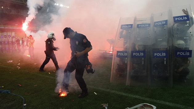 Na stadionu musela proti vtrnostem fanouk dlouho zasahovat policie, 