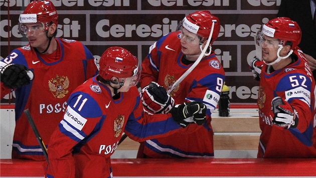 RUSKÁ RADOST. Jevgenij Malkin (druhý zleva) se spoluhráči oslavuje ruský gól do
