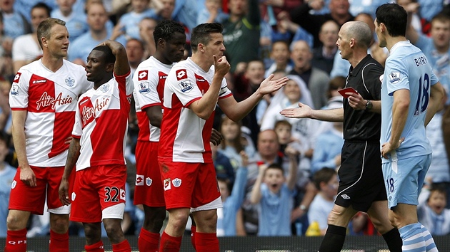 ZA CO? Joey Barton z Queens Park Rangers se diví, pro rozhodí vytahuje...