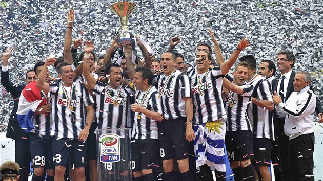 OSLAVY TITULU. Poprvé od svého návratu do Serie A slaví fotbalisté Juventusu