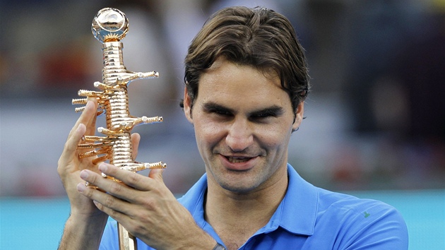 Roger Federer s trofej pro vtze turnaje v Madridu.
