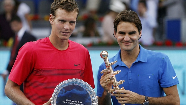 Poraen Tom Berdych (vlevo) a vtz Roger Federer po vzjemnm utkn ve finle turnaje v Madridu.
