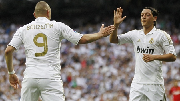 GLOV OSLAVA. Karim Benzema (vlevo), tonk Realu Madrid, se ze svho glu raduje se spoluhrem Mesutem zilem.