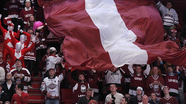 Lotytí fanouci povzbuzují své hokejisty v hlediti pi mistrovství svta