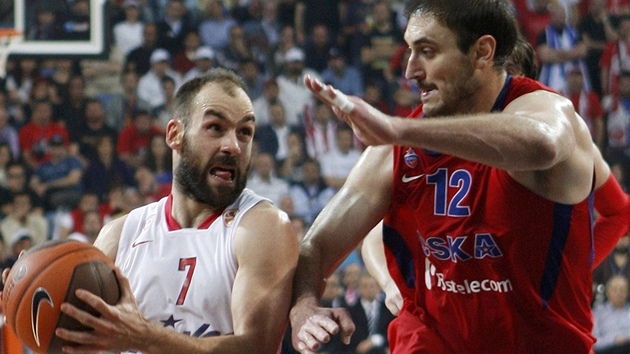 Vassilis Spanoulis z Olympiakosu (vlevo) se snaí pejít pes bránícího Nenada
