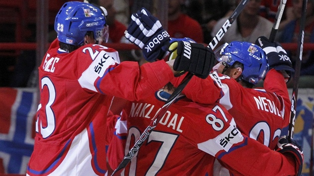 VYROVNÁNO. �e�tí hokejisté se takto shlukli po vyrovnávacím gólu Petra Nedv�da,...