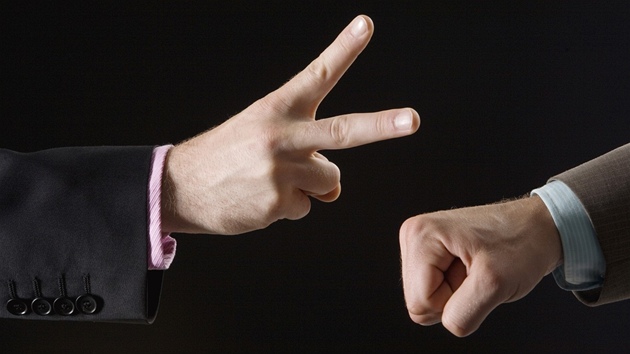 KÁMEN, NَKY, PAPÍR! St�i�ba v�t�inou slou�í jako zábavný zp�sob k vy�e�ení