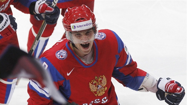 A JE TAM! Rus Alexandr Ovekin slaví gól v semifinále proti Finsku.