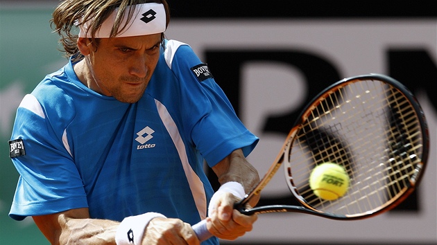 RETURN. David Ferrer se soustedí na úder bhem utkání s Rafaelem Nadalem na