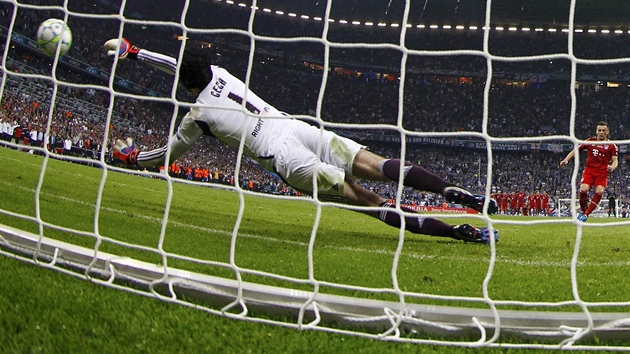 MÁM JI! Gólman Chelsea Petr Čech skáče k tyči a chytá penaltu Ivici Oliče z Bayernu. Pak Drogba proměnil rozhodující pokutový kop a Chelsea mohla začít slavit vítězství v Lize mistrů.