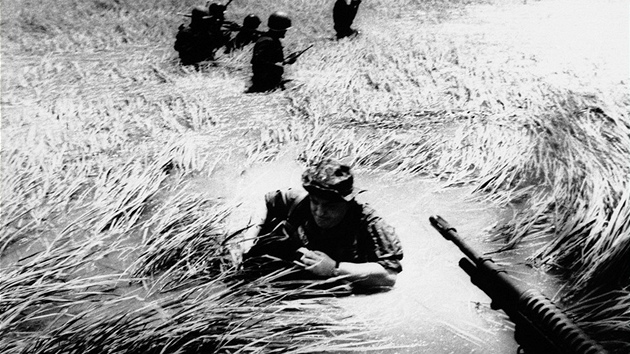 Horst Faas se spolu s jednotkou amerických voják snaí bhem války ve Vietnamu...