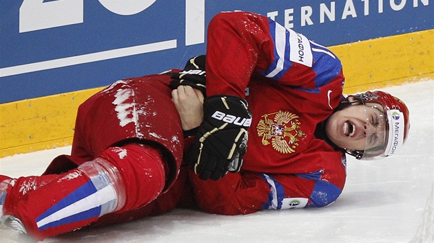 AU! Rusk hokejista Jevgenij Malkin se svj na led po faulu v semifinle MS v Helsinkch proti domcmu tmu Finska.