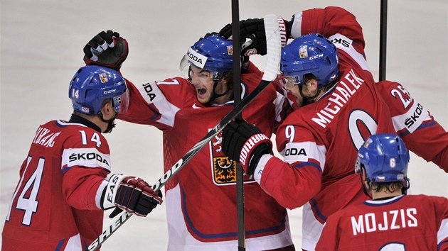 �e�tí hokejisté slaví gól Michaela Frolíka v síti Slovenska v semifinálovém