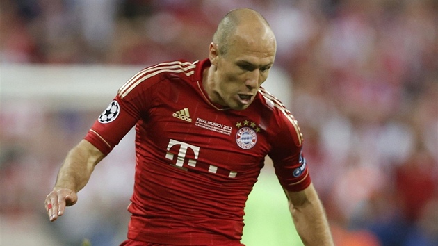Arjen Robben z Bayernu Mnichov ongluje s míem ve finále fotbalové Ligy mistr.