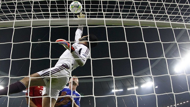 Gólman Chelsea Petr ech musel zasahovat po akci Bayernu ve finále fotbalové