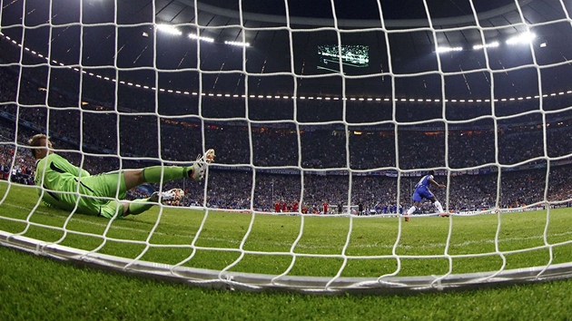ROZHODNUTO. Poslední penaltu rozstřelu finále Ligy mistrů zvládl Dider Drogba a oslavy Chelsea odstartovaly.