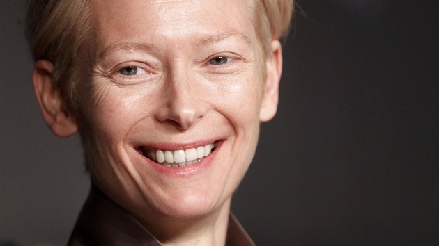 Cannes 2012 - Tilda Swintonová pi zahájení festivalu