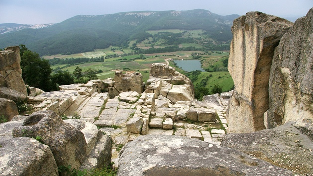 Znkdejho trnnho slu starovkho sdla je vidt cesta, po n se vyjede a pod Perperikon.
