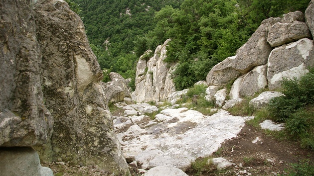 Pohled shora dol po mohutnm schoditi na vrchol Perperikonu byl lep ne odspodu  jen proto, e u jste ho vylpli...
