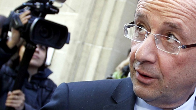 Francouzský prezident Francois Hollande ped svou volební kanceláí v Paíi
