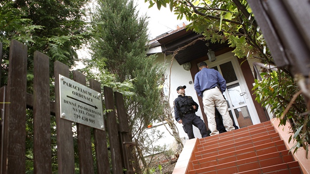Protikorupční policisté stojí před domem Davida Ratha (ČSSD) ve středočeské Hostivici (15. května 2012).
