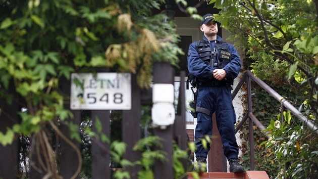 Policisté stojí před domem Davida Ratha (ČSSD) ve středočeské Hostivici (15. května 2012).
