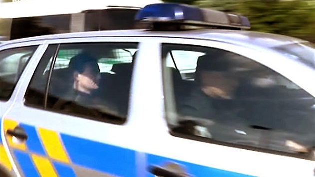 Policisté odvážejí Davida Ratha (vlevo) od jeho domu ve středočeské Hostivici...