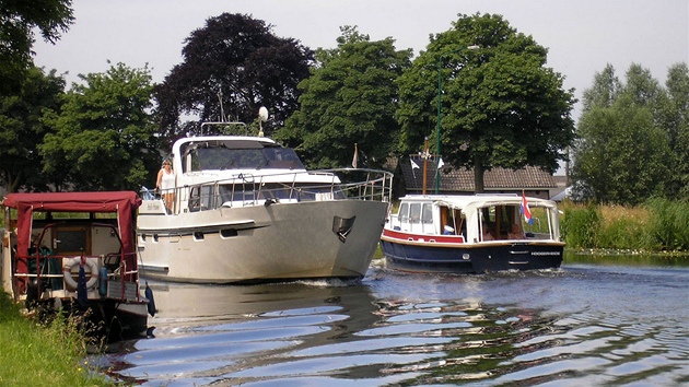 Plavba nizozemskými kanály je daleko malebnjí.