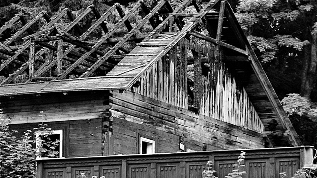 Vyhoelý hotel Hubertus v Karlov Studánce na Bruntálsku.