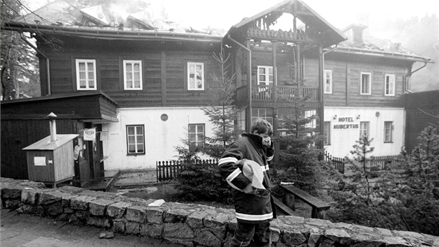 Hotel Hubertus v Karlov Studánce na Bruntálsku po poáru v roce 2000. O rok