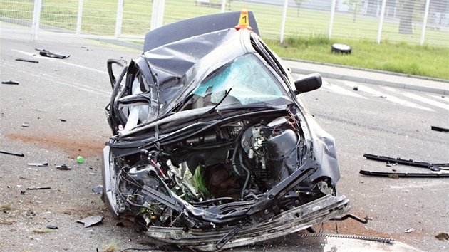 Zdemolované BMW po nárazu do autobusu v Noovicích, z trosek vylezl idi jen s