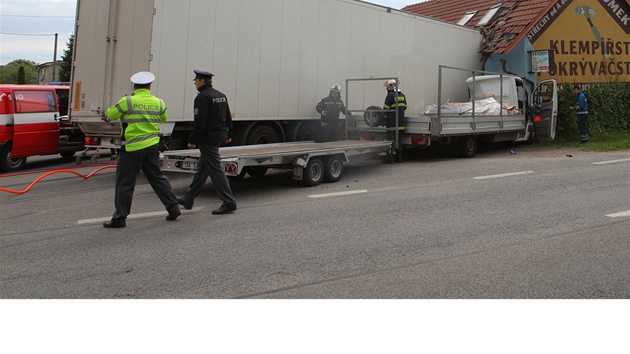 Kamion vjel v Lp nad Orlic do neobvan sti domu. Hasii z vozu vyproovali tlennou rodinu. (17. 5. 2012)