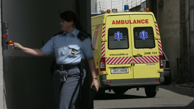 Vůz záchranné služby u královéhradeckého krajského soudu (11. května 2012)