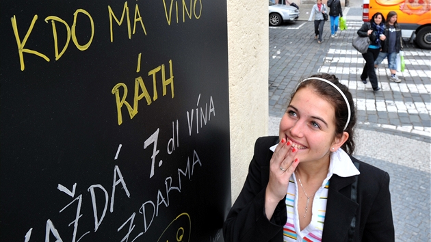 Pouta restaurace v Opletalov ulici v Praze, kter si dl legraci z korupn kauzy Davida Ratha (16. kvtna 2012)
