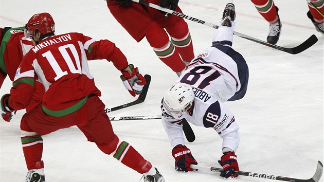 �IPKA DO LEDU. Justin Abdelkader ze Spojených Stát� padá na led po st�etu s