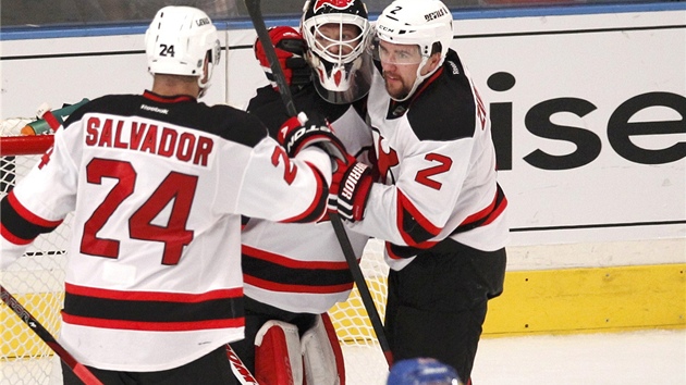 POMALU JEDU PRY. Brad Richards z New Yorku Rangers odjd od radujcho se hlouku hokejist New Jersey.