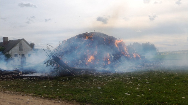 Požár skladovací haly v obci Těmice na Pelhřimovsku způsobil škodu nejméně jeden milion korun.