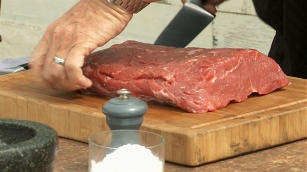 Na steaky kupte kus odleželého vysokého roštěnce, pěkně ho očistěte a nakrájejte na zhruba 2,5 cm vysoké plátky.