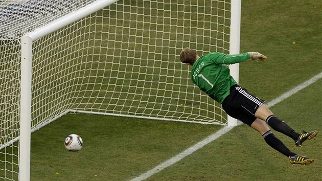 V pítím zlomku vteiny dopadne mí pl metru za brankovou áru, nmecký