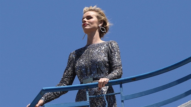 Eva Herzigová pózuje na balkon hotelu Martinez.