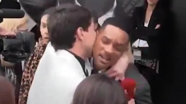 Reportér se vrhnul na Willa Smithe a začal ho líbat.