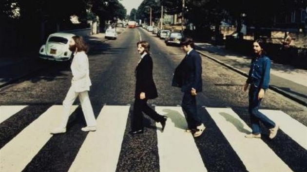 Beatles na pechodu Abbey Road v opaném smru