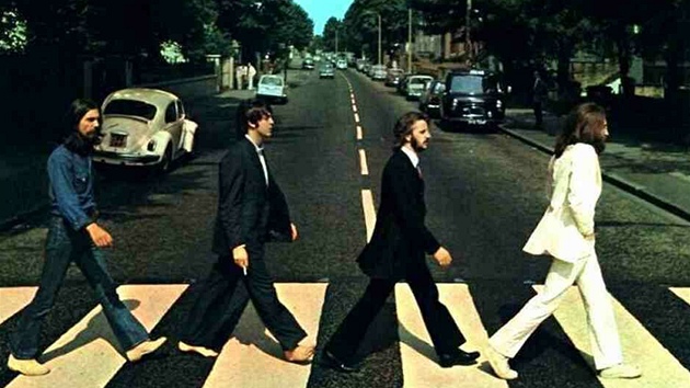 Klasická fotografie Beatles na přechodu Abbey Road, která je na obalu stejnojmenného alba
