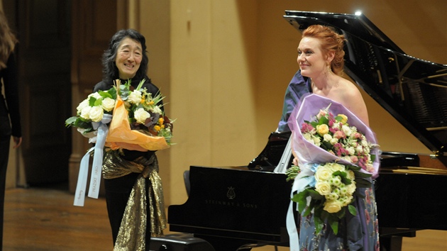 Magdalena Koená a Mitsuko Uchida pi recitálu na Praském jaru 2012