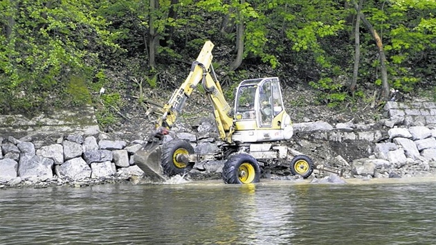 Bagrování na b�ehu Jizery poru�uje zákon, tvrdí rybá�i.