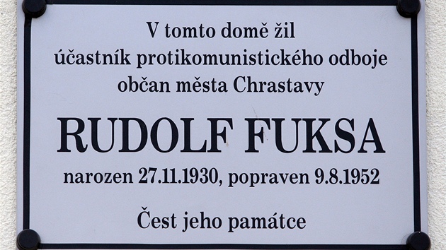 Cedulka pipomnajc Rudolfa Fuksu vis na budov esk spoitelny v Chrastav.